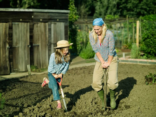 Μια Γυναίκα Και Ένα Κορίτσι Που Σκάβουν Έναν Κήπο — Φωτογραφία Αρχείου