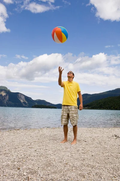 Muž zvracel plážový míč — Stock fotografie