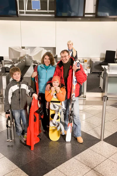 Familie Vertrekt Voor Een Skivakantie — Stockfoto