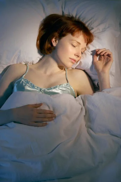 Νεαρά Ενήλικα Αρκετά Καυκάσιος Γυναίκα Στον Ύπνο Στο Κρεβάτι — Φωτογραφία Αρχείου