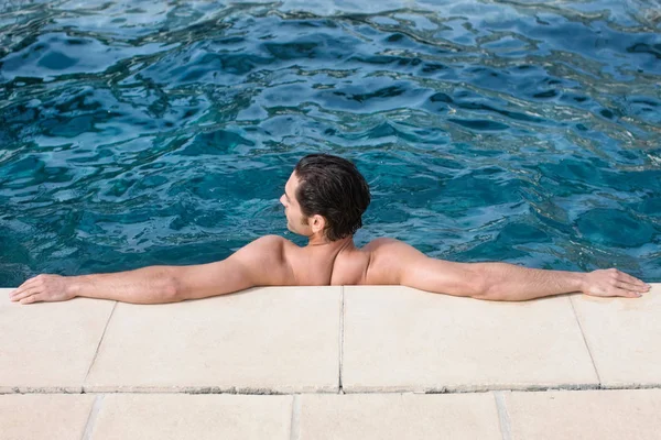 Homme relaxant à la piscine — Photo