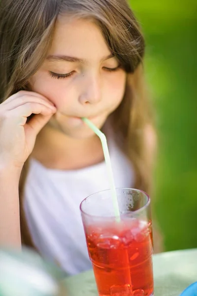 Портрет Молодой Девушки Пьющей Сок Заднем Дворе — стоковое фото
