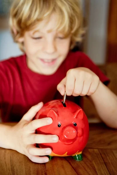 Kleiner Kaukasischer Junge Steckt Geld Sparschwein — Stockfoto