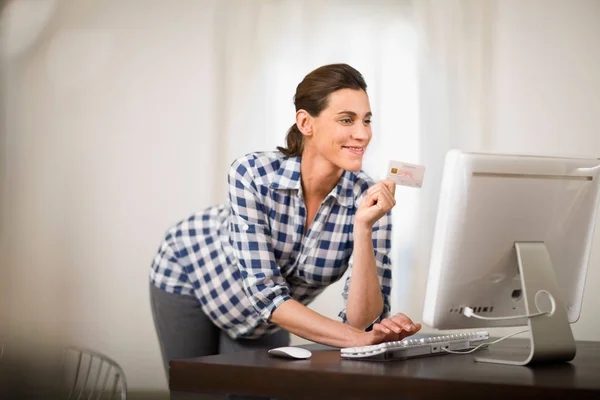 Pregnant woman doing online shopping — Stock Photo, Image
