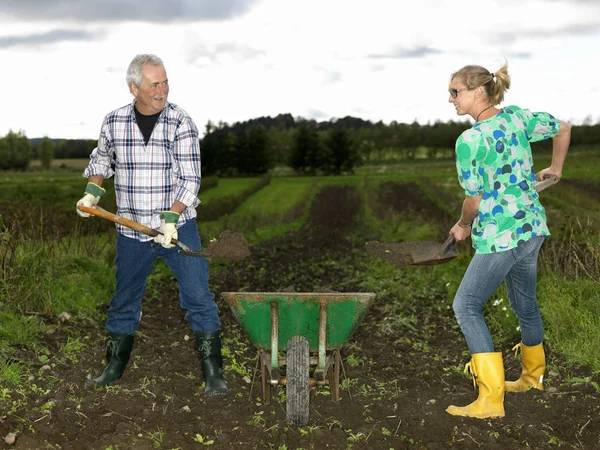 Mann Und Frau Schaufeln Dreck — Stockfoto