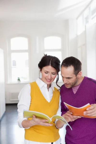 Un par de revistas de lectura — Foto de Stock