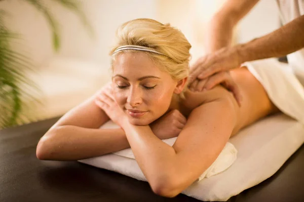 Masseuse doing massage to blonde woman — Stock Photo, Image