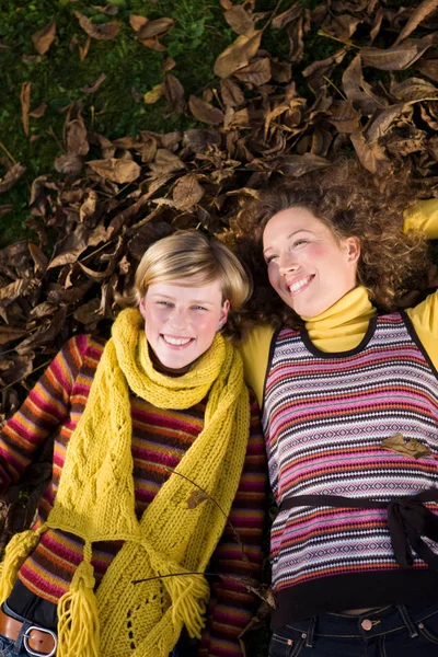 Zwei Junge Frauen Bei Der Herbstlichen Gartenarbeit — Stockfoto