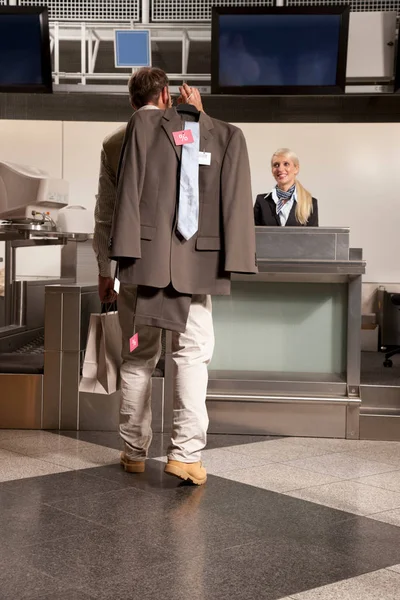 Uomo Con Vestito Nuovo Aeroporto — Foto Stock