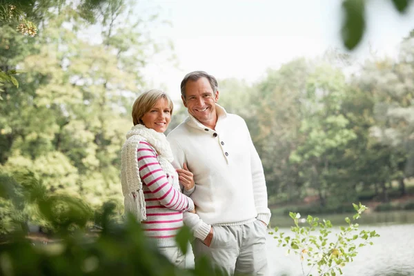 Pareja de pie al aire libre por el lago —  Fotos de Stock