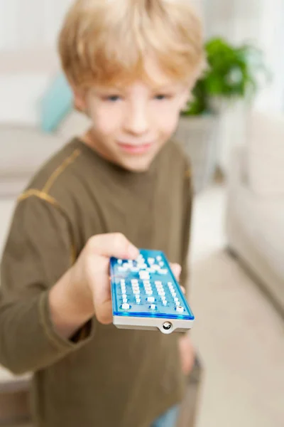 Niño usando control remoto — Foto de Stock