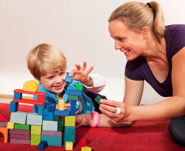 Mãe Filho Brincando Com Blocos Construção — Fotografia de Stock