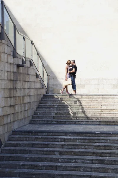 Merdiven Üstünde Tepe Çift Öpüşme Yan Görünüm — Stok fotoğraf