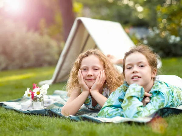 Zwei Mädchen Lächeln Beim Picknick — Stockfoto