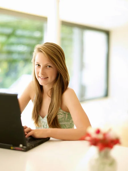 Fröhliches Teenager Mädchen Mit Laptop — Stockfoto