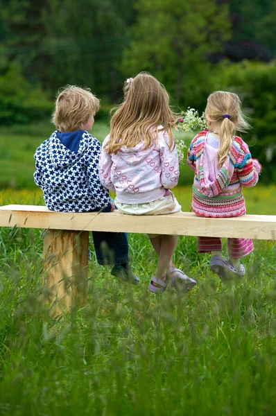 Bambini Seduti Una Panchina — Foto Stock