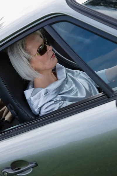 Mujer sentada en el coche — Foto de Stock
