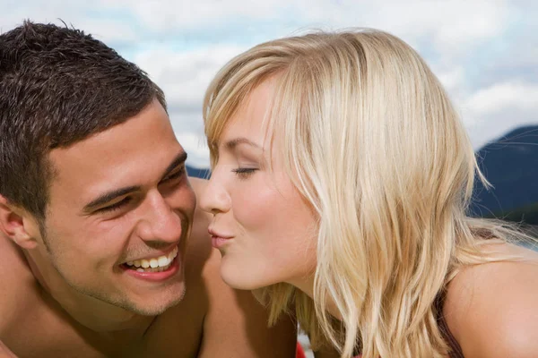 Pareja Joven Divirtiéndose Juntos — Foto de Stock