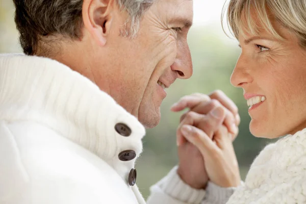 Pareja de mediana edad cogidas de la mano —  Fotos de Stock