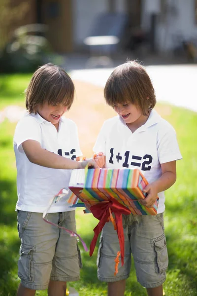 Ambalaj kağıt hediye gelen yırtılma İkizler — Stok fotoğraf