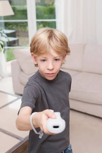 Jongen aanwijsapparaat gameconsole — Stockfoto