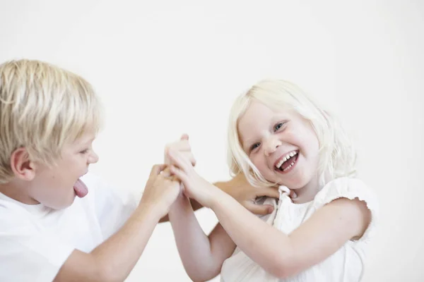 Young Boy Tickling Young Girl — Stock Photo, Image