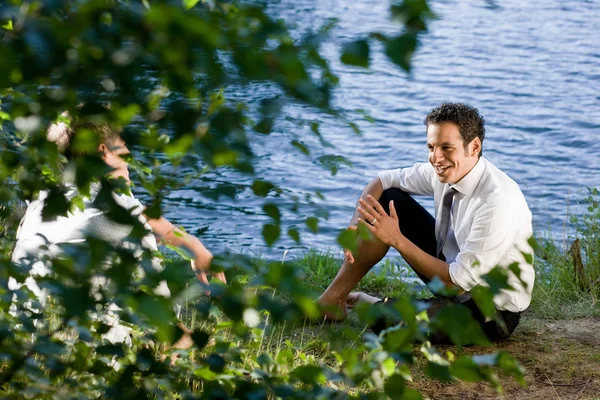 Dois Homens Negócios Falando Frente Lago — Fotografia de Stock