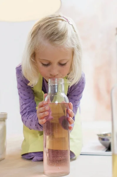 Meisje Snuiven Pot Van Vloeistof — Stockfoto