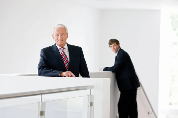 Deux hommes d'affaires debout sur l'escalier — Photo