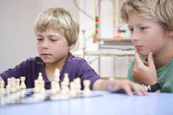 Dva Chlapci Hrají Šachy — Stock fotografie