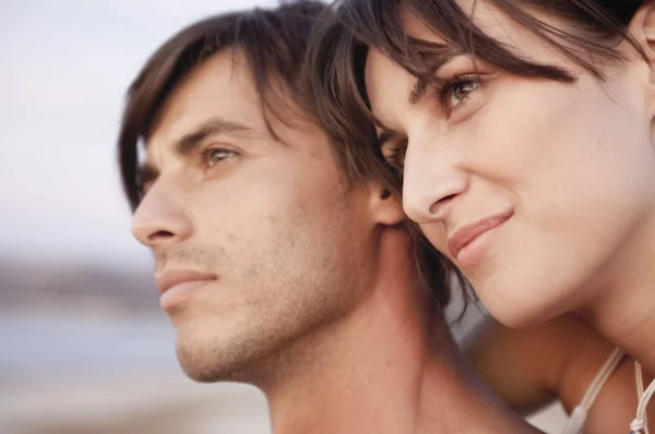 Casal Desfrutando Pôr Sol Praia — Fotografia de Stock