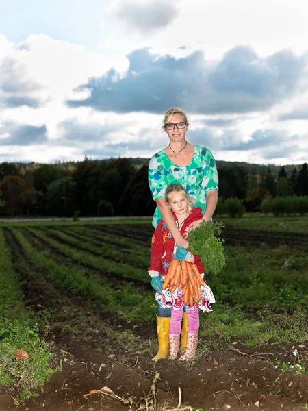 Mother Daughter Field — Stock Photo, Image