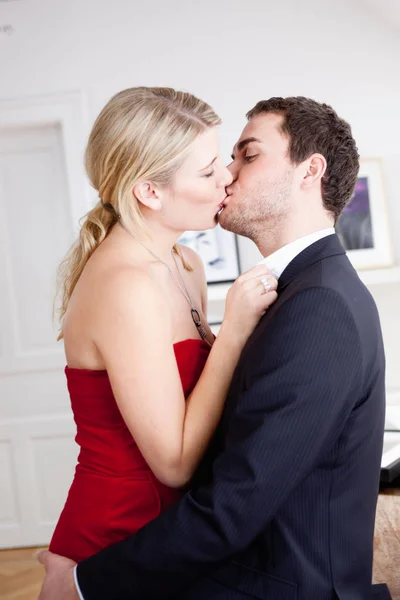 Junges Paar Umarmt Und Küsst — Stockfoto
