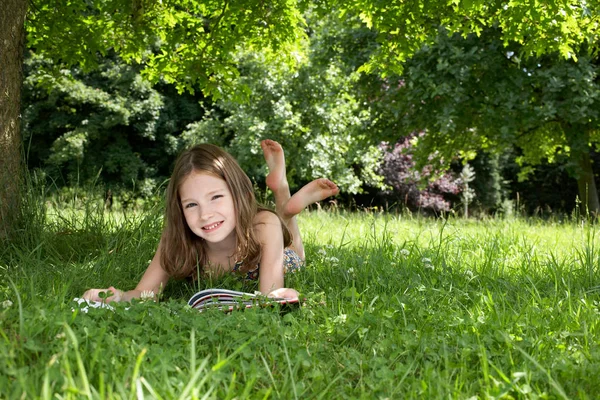 Barn Trädgården Utomhus — Stockfoto