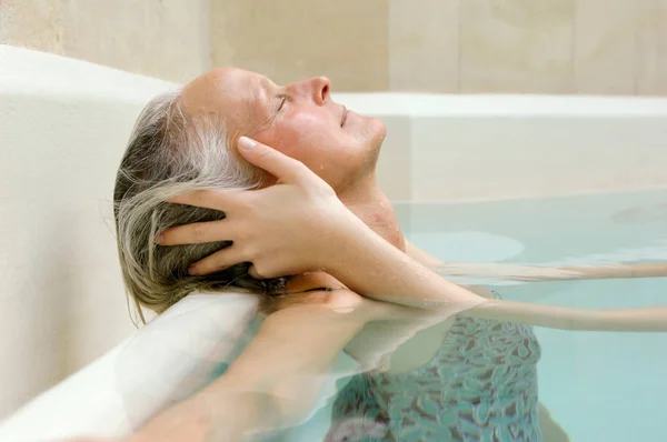 Donna Che Riceve Massaggio Alla Testa Piscina — Foto Stock