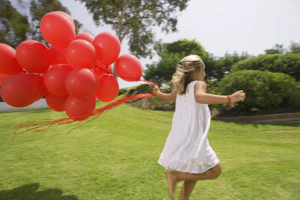 Ung Flicka Som Springer Med Röda Ballonger — Stockfoto