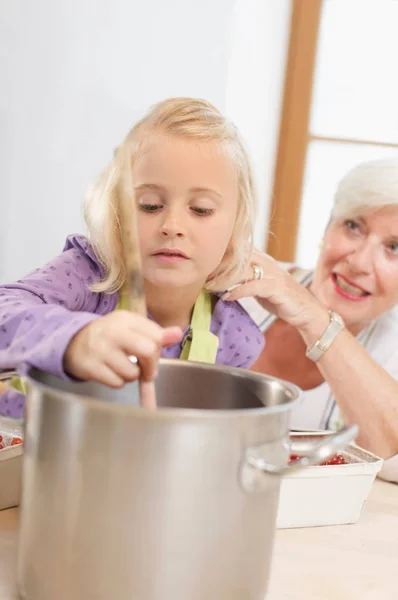 Chica Con Abuela Cocinar Mermelada —  Fotos de Stock