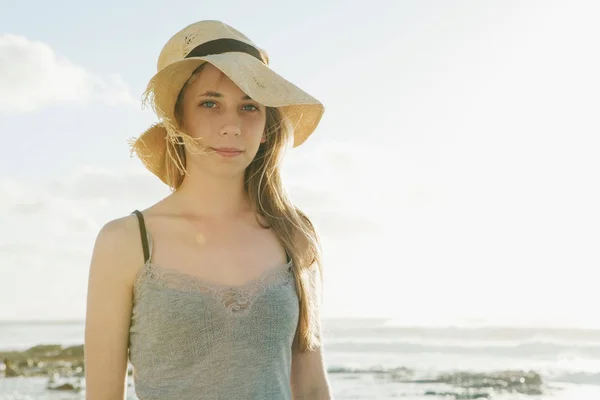Chica usando viejo sombrero de sol —  Fotos de Stock