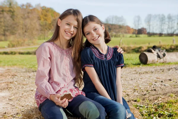 Twee Meisjes Lachen Zittend Bale — Stockfoto