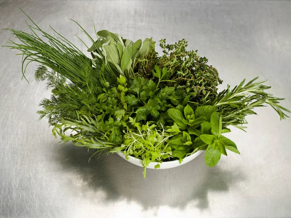 Tazón de hierbas verdes frescas — Foto de Stock