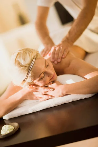Masażystka robi masaż do blond kobieta — Zdjęcie stockowe