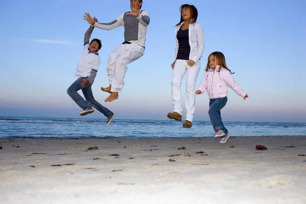 Familie Hat Spaß Und Springt Strand — Stockfoto
