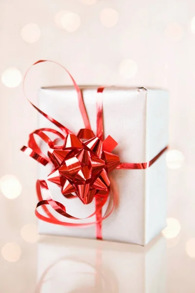 Karácsonyi ajándék, piros szalaggal — Stock Fotó
