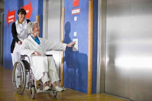 Старуха Инвалидном Кресле Медсестра — стоковое фото
