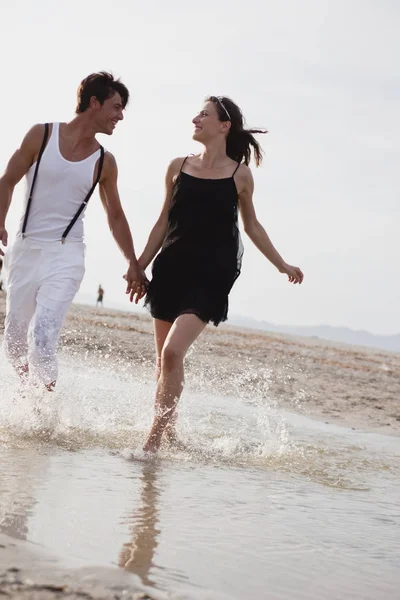 Coppia Che Corre Lungo Spiaggia — Foto Stock