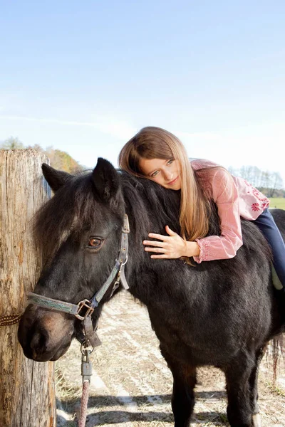 厩舎で馬に乗って女の子 — ストック写真