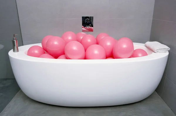 正面ピンク風船でいっぱいお風呂 — ストック写真