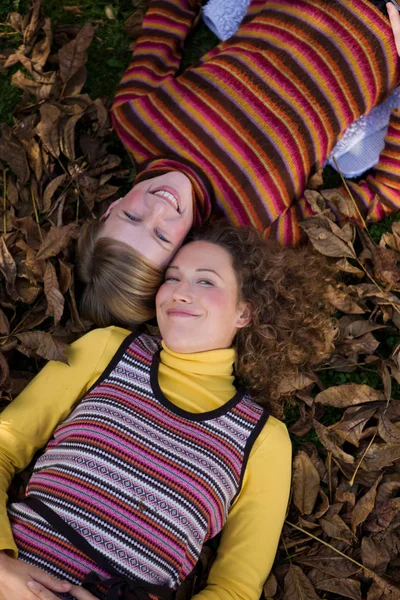 Duas Mulheres Jovens Jardinagem Outonal — Fotografia de Stock