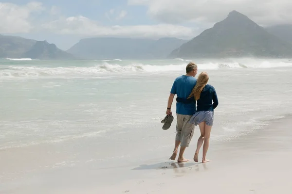 Vrouw lopen op strand met vader — Stockfoto