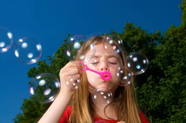 Chica Soplando Burbujas Aire Libre — Foto de Stock
